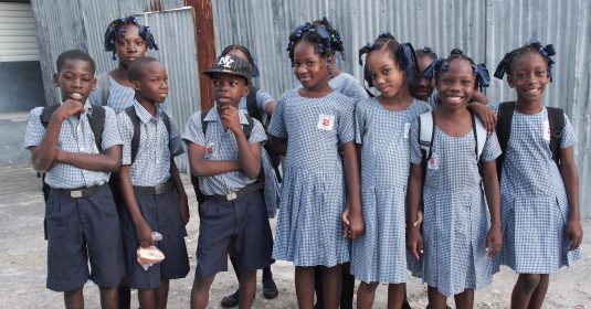 Kinder in einer Schule in Haiti, die dank der Entwicklungszusammenarbeit der Heilsarmee einen Schulabschluss machen können.